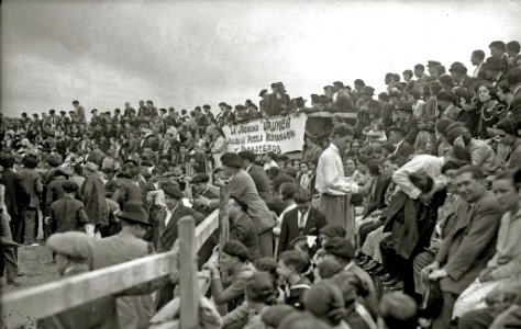 Suelta de vaquillas en una plaza de toros portátil de Hernani (2 de 10) - Fondo Car-Kutxa Fototeka