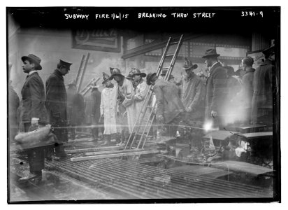Subway fire, 1-6-15, breaking thro' street LCCN2014698149