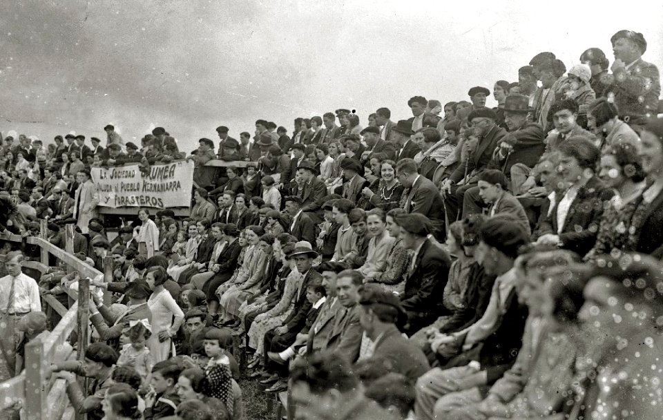 Suelta de vaquillas en una plaza de toros portátil de Hernani (7 de 10) - Fondo Car-Kutxa Fototeka