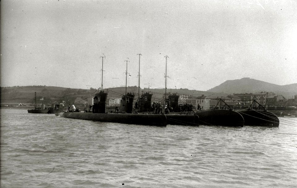 Submarinos fondeados en la bahía de Pasaia (3 de 4) - Fondo Car-Kutxa Fototeka