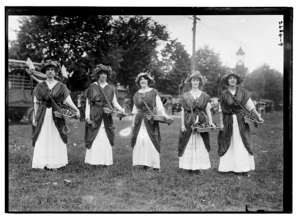 Suffrage Pageant - flower girls L.I., N.Y. LCCN2014692946