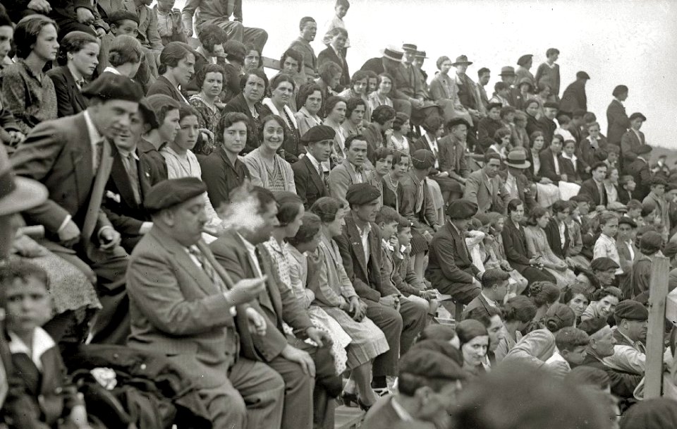 Suelta de vaquillas en una plaza de toros portátil de Hernani (1 de 10) - Fondo Car-Kutxa Fototeka