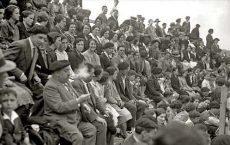 Suelta de vaquillas en una plaza de toros portátil de Hernani (1 de 10) - Fondo Car-Kutxa Fototeka