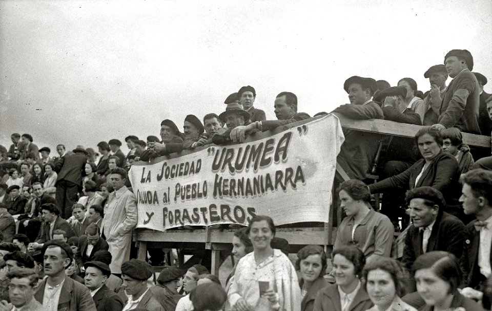 Suelta de vaquillas en una plaza de toros portátil de Hernani (4 de 10) - Fondo Car-Kutxa Fototeka