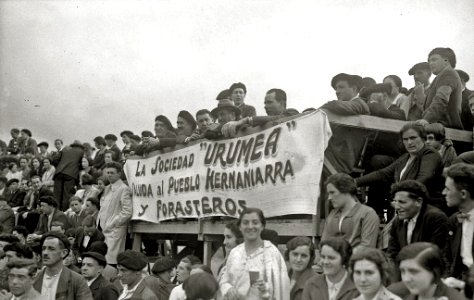 Suelta de vaquillas en una plaza de toros portátil de Hernani (4 de 10) - Fondo Car-Kutxa Fototeka