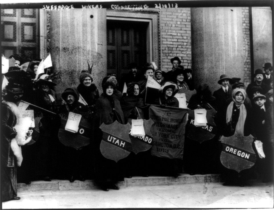Suffrage hikers on way to Washington, D.C LCCN2001704191