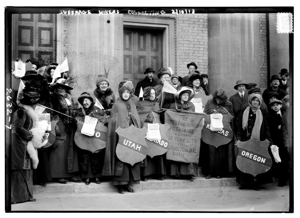 Suffrage hikers collecting LCCN2014692507