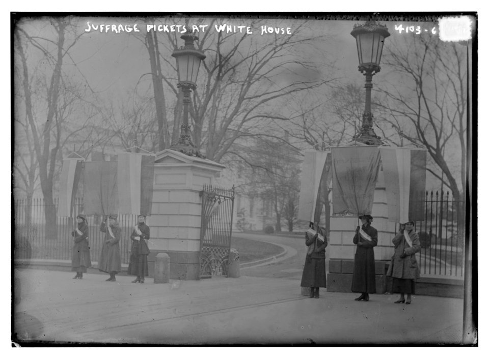 Suffrage pickets at White House LCCN2014703726