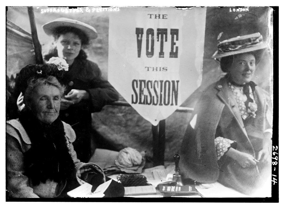 Suffragettes and petitions LCCN2014692359
