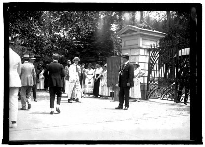 Suffragettes at White House gate, (Washington, D.C.), 1917 LCCN2016851260 photo