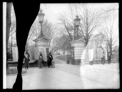 Suffragette pickets at White House, (Washington, D.C.), January 1917 LCCN2016852818 photo