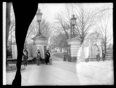 Suffragette pickets at White House, (Washington, D.C.), January 1917 LCCN2016852818