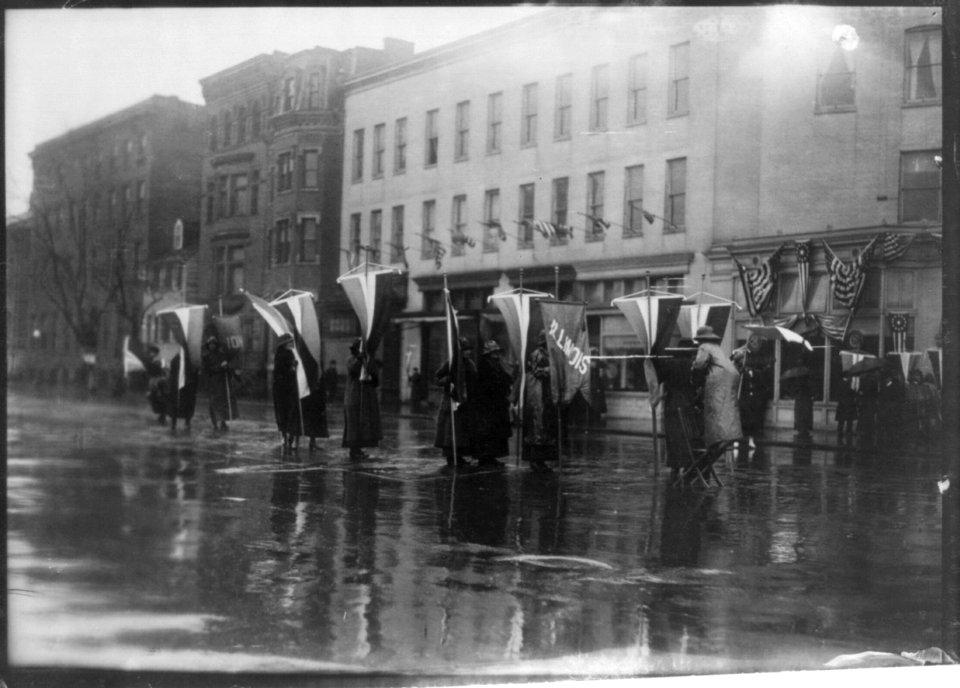 Suffragette demonstration, Washington, D.C. LCCN2001706309