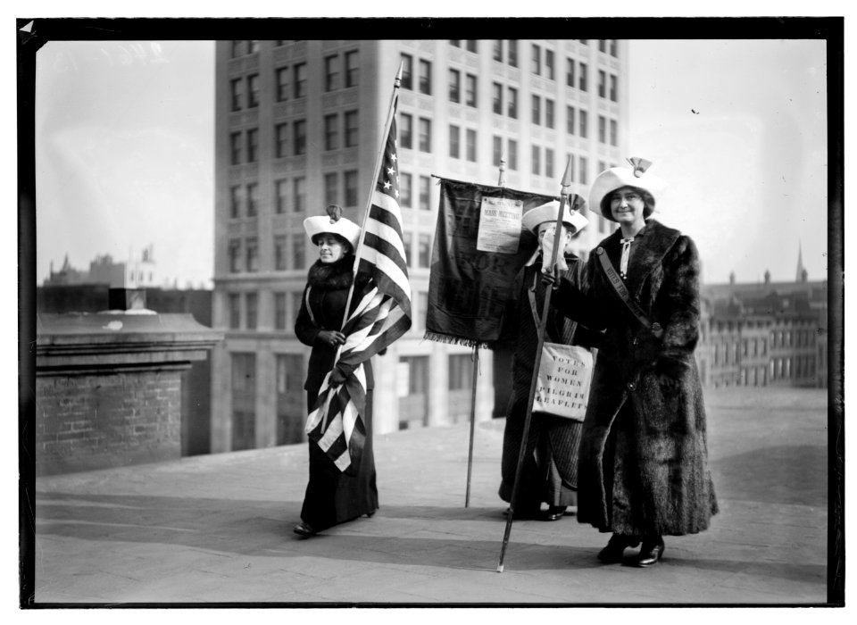 Suffragettes with flag LCCN2014690977