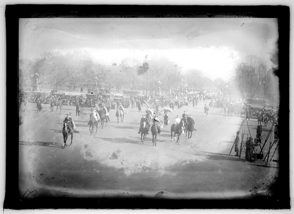 Suffragettes, (Washington, D.C.), 1917 LCCN2016851277