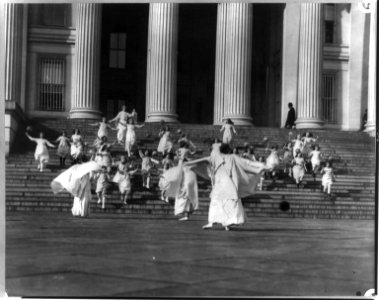 Suffragette tableau on steps of U. S. Treasury LCCN2013648102