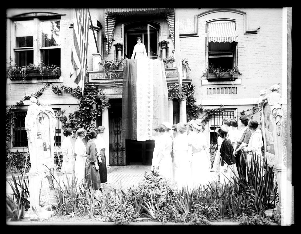 Suffragettes, Miss Paul raising suffrage ratification banner LCCN2016852154