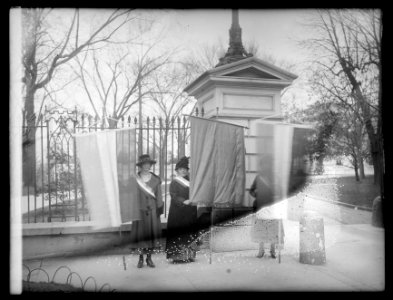 Suffragette pickets at White House, (Washington, D.C.), Jan. 1917 LCCN2016852819 photo