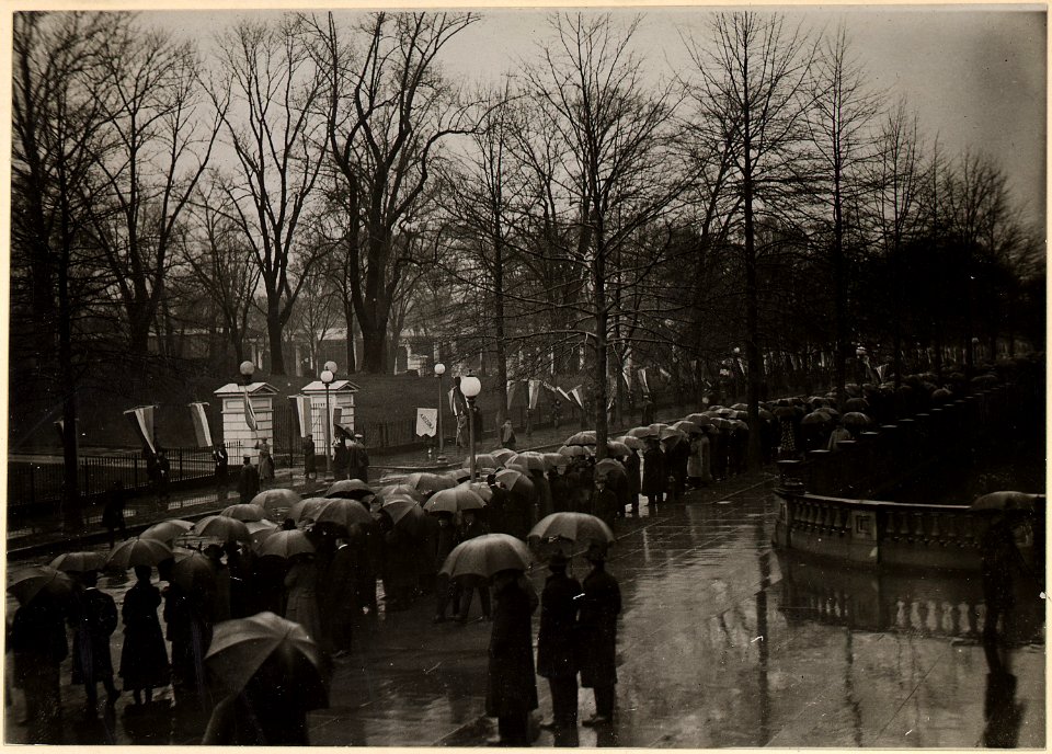 Suffragists picket the White House. Photo shows women suffragists from several states on . . . - NARA - 533778