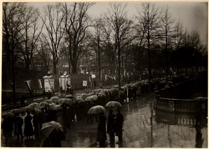 Suffragists picket the White House. Photo shows women suffragists from several states on . . . - NARA - 533778 photo