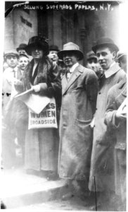 Suffragettes - U.S. - selling suffrage papers, N.Y. LCCN2001704321 photo