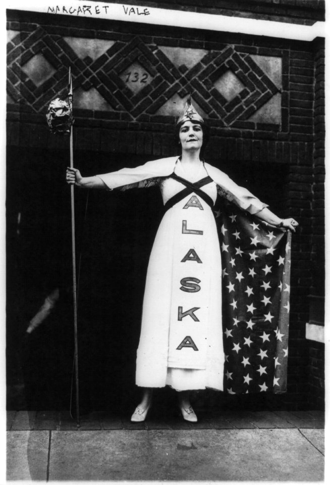 Suffragettes - U.S. - Margaret Vale (Mrs. George Howe), niece of Pres. Wilson in Suffrage parade, New York. Oct. 1915. LCCN2001704320