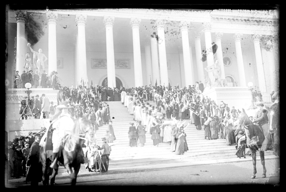 Suffragettes at U.S. Capitol, (Washington, D.C.), 1917 LCCN2016851278