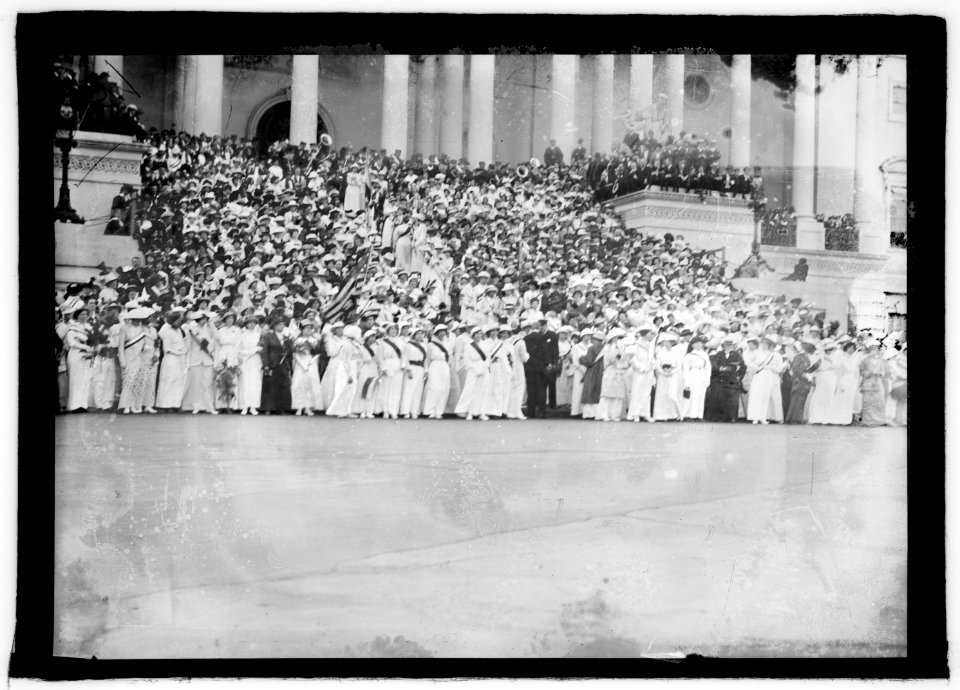 Suffragettes at U.S. Capitol, (Washington, D.C.), 1917 LCCN2016851262