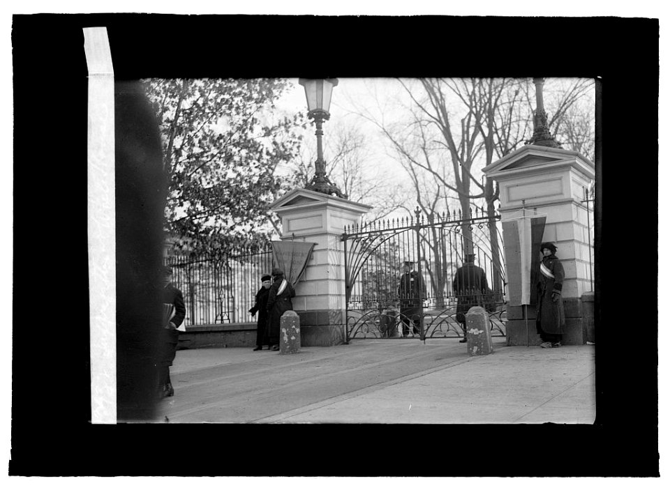 Suffragettes at White House LCCN2016821786