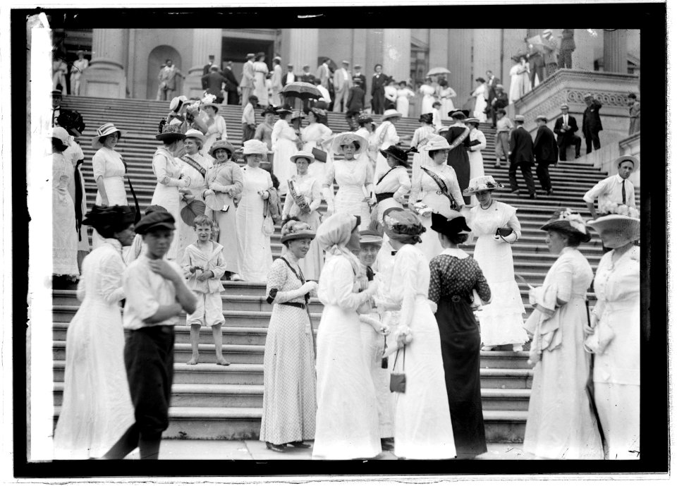 Suffragettes at Capitol, 1913 LCCN2016844660 photo