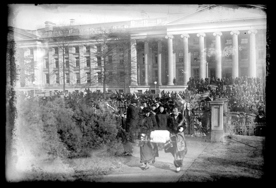 Suffragettes, (Washington, D.C.), 1917 LCCN2016851252