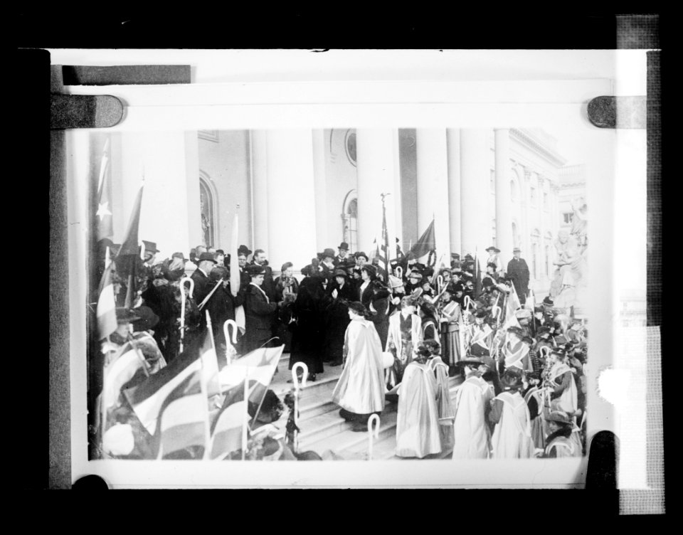 Suffragettes on Capitol, (Washington, D.C.) LCCN2016819487
