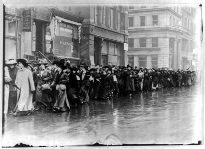 Suffragettes parading, April 5, 1917 LCCN2001704305