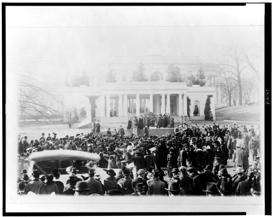 Suffragettes near the White House, Washington, D.C. LCCN2002722532