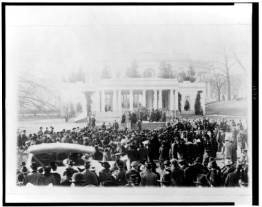Suffragettes near the White House, Washington, D.C. LCCN2002722532