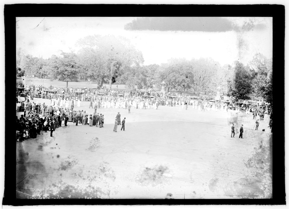 Suffragettes, U.S. Capitol, (Washington, D.C.), 1915 LCCN2016851270