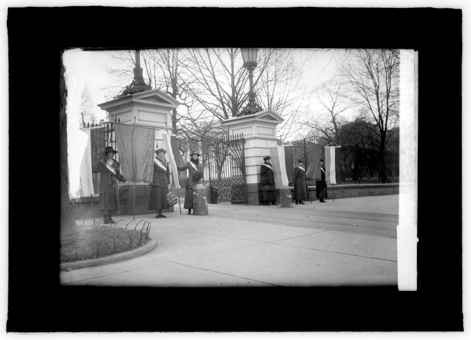 Suffragettes picketing White House LCCN2016821705