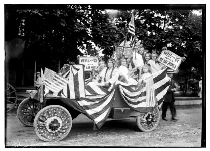 Suffragists in parade LCCN2014692940 photo