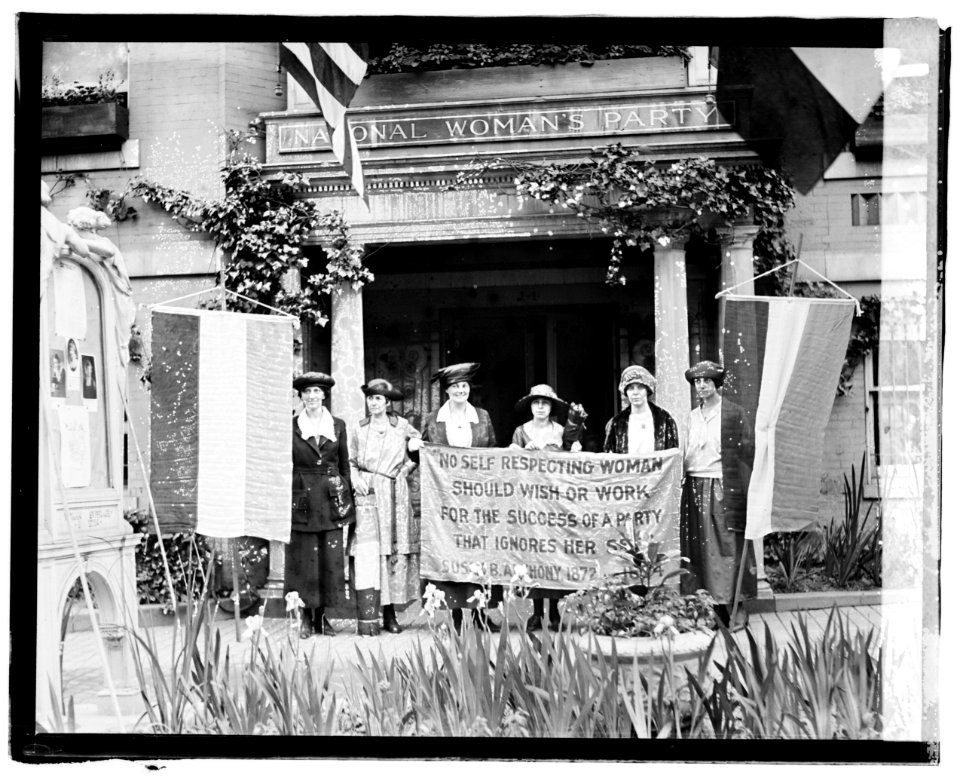 Suffragettes, 6-2-20 LCCN2016828058