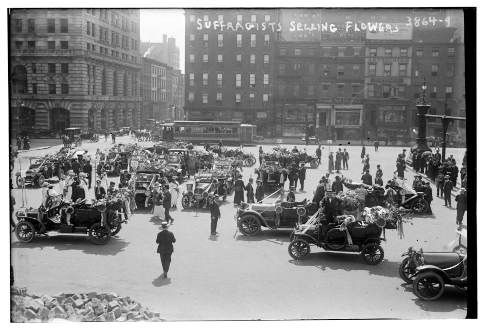 Suffragists selling flowers LCCN2014701746