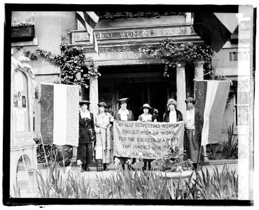 Suffragettes, 6-2-20 LCCN2016828058 photo