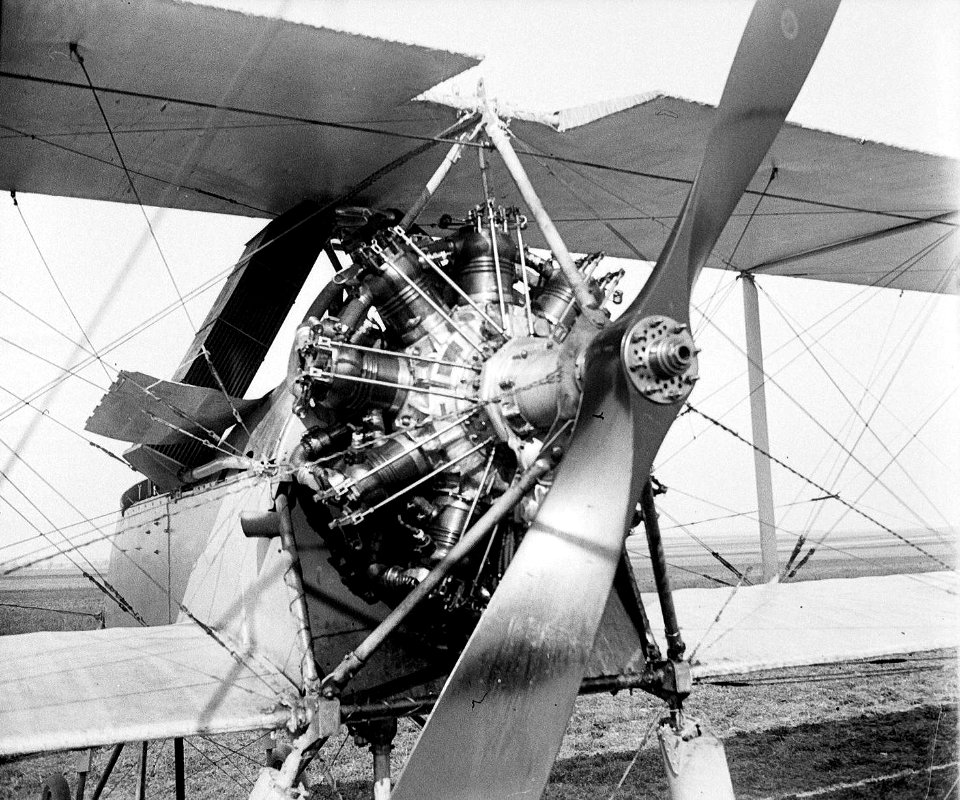 Suippes. Escadrille M.F.7. Moteur Canton-Unnée 100HP sur Voisin - Fonds Berthelé - 49Fi605 (cropped)