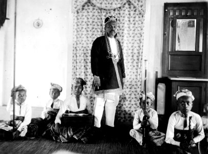 Sultanen av Boeton med de uppvaktande pojkar som vid högtidliga tillfällen bär hans stav, pjut - SMVK - 000269