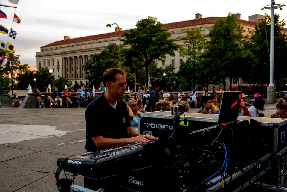 Summer Concert at U.S. Navy Memorial with Country Current (28004775650)