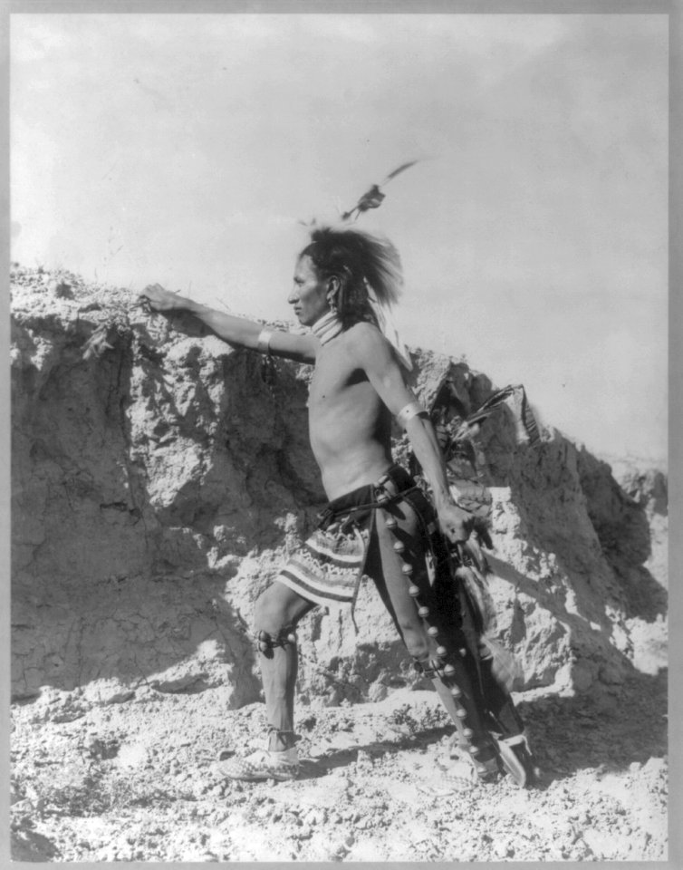 Sunk Gleska (Sioux Indian standing, full, one hand raised to top of ground bank, left profile portrait) LCCN2016650661