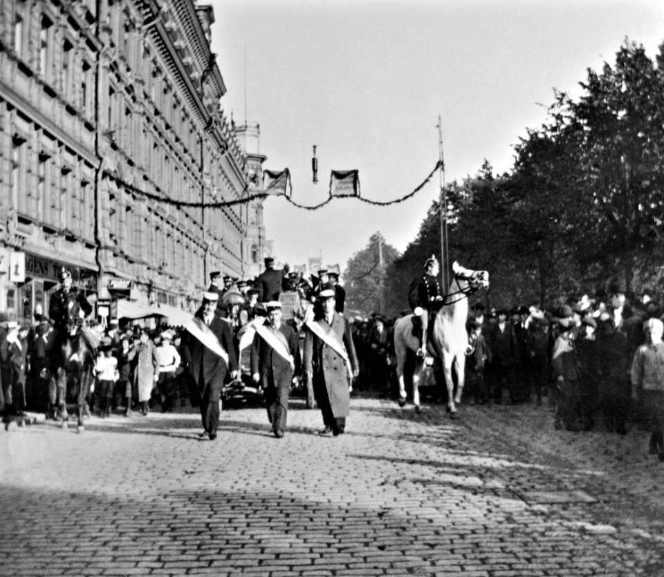 Suomalaisen viikon 27.9.-4.10.1913. juhlakulkue Pohjoisesplanadi 31-n kohdalla - N938 (hkm.HKMS000005-km0000pdqp)
