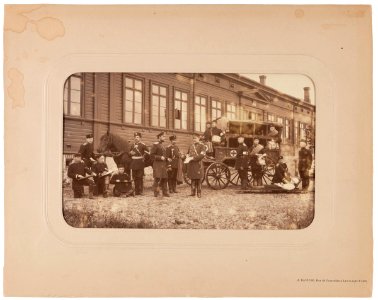 Suomen 7. Hämeenlinnan tarkk`ampujapataljoonan lääkintäryhmä sairaalan edessä (J David, 1880-89) photo