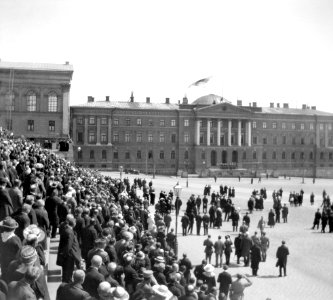 Suomen lippu nostetaan salkoon Senaatintalon katolle - N2087 (hkm.HKMS000005-000001iv)