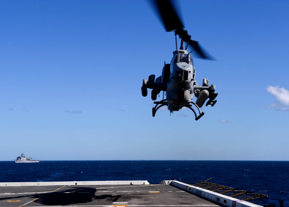 Super Cobra takes off from USS Green Bay 150604-N-TW634-218