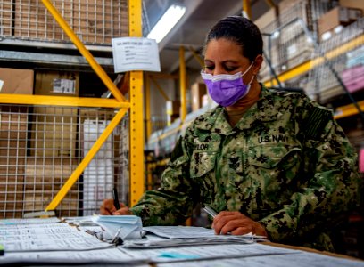 Supply Sailors on Comfort Stock the Ship (49826796407)